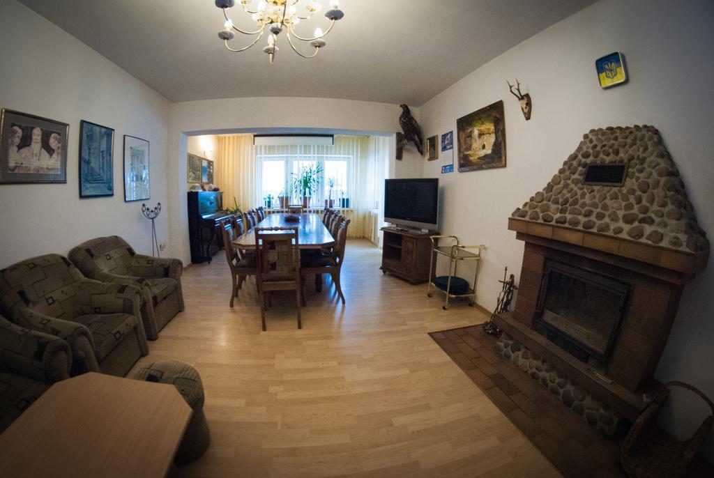 Pensjonat Kawiarni Muzealnej Goluchow Buitenkant foto